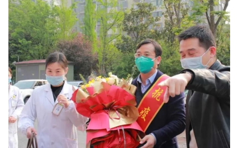 曾普華醫(yī)生抗疫歸來(lái)14天后走出隔離區(qū)：先來(lái)看看我的病人們！