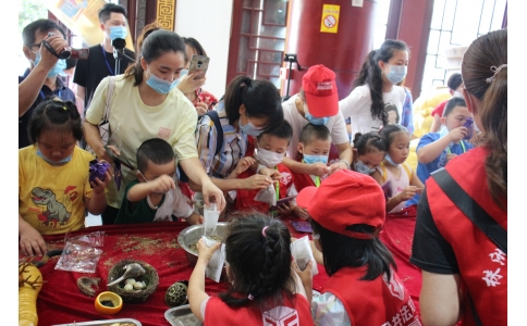 20余名小記者齊聚漢方神農(nóng)中醫(yī)館，探秘端午民俗里的中醫(yī)藥文化！